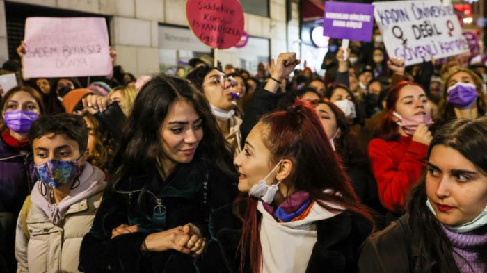 Слезоточивый газ применили против протестующих женщин в Турции
                26 ноября 2021, 07:35