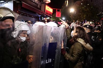 Женщины-полицейские пострадали на митингах за женские права в Мексике