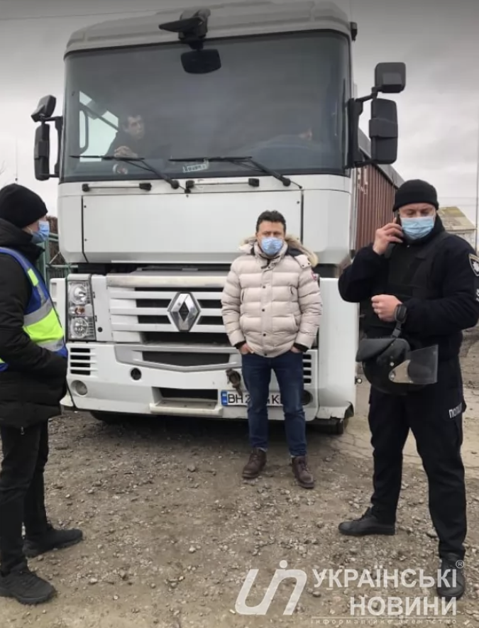 На Киевщине полиция применила силу против селян, которые защищали урожай немецкого фермера от рейдеров