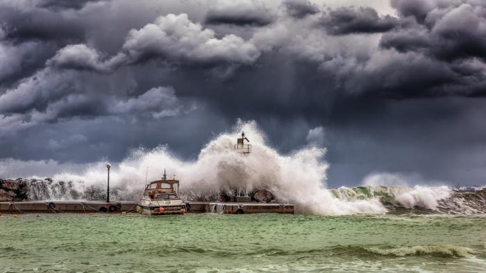 В двух портах Украины объявили второй уровень опасности из-за сильного ветра и высоких волн