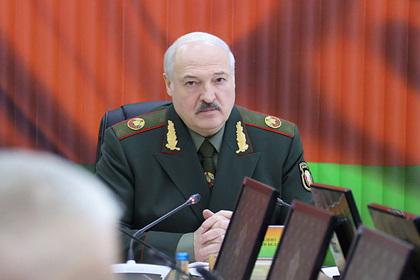 Лукашенко пришел в Минобороны с нестандартными погонами