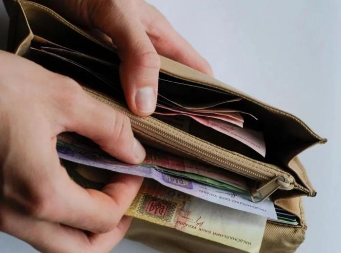 Средняя зарплата за месяц упала почти на 200 гривен. Данные по отраслям