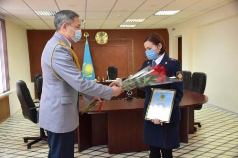 Отличившихся сотрудников наградили в ДП Карагандинской области