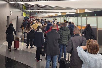 В аэропорту Шереметьево образовались гигантские очереди из-за нового штамма