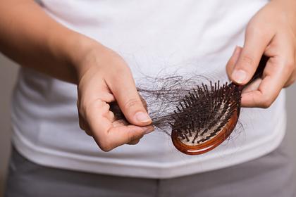 Российские врачи объяснили выпадение волос у пациентов после COVID-19