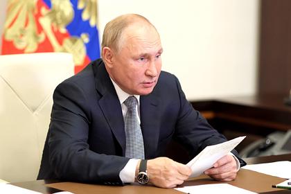 Путин поручил обновить план действий из-за омикрон-штамма