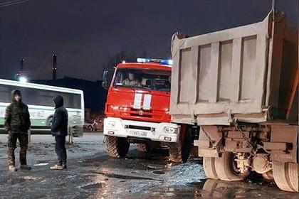 В российском городе водитель грузовика насмерть сбил стоявших на остановке людей