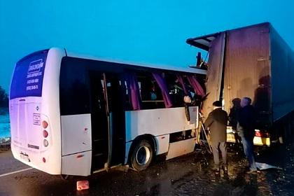 При столкновении автобуса с вахтовиками и фуры погиб россиянин