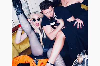 Мадонну снова раскритиковали за вульгарную позу на фото в мини-платье