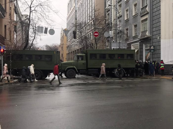Центр Киева перекрыт автозаками, полиция в полной готовности, количество протестующих растет. Что происходит