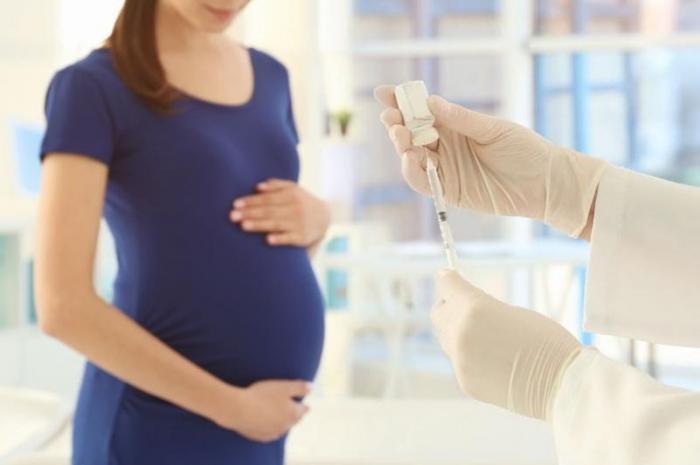 Ребенок в утробе вакцинированной беременной женщины получает антитела - врач