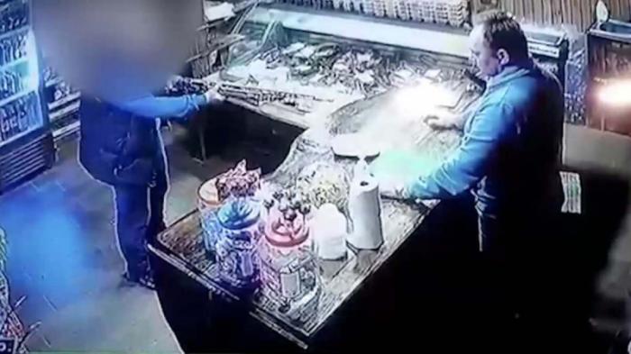 Вооруженный мужчина ворвался в магазин и требовал пиво в Алматинской области
                02 декабря 2021, 23:29