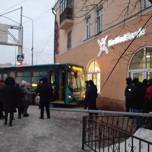 В Караганде автобус сбил женщину и врезался в здание