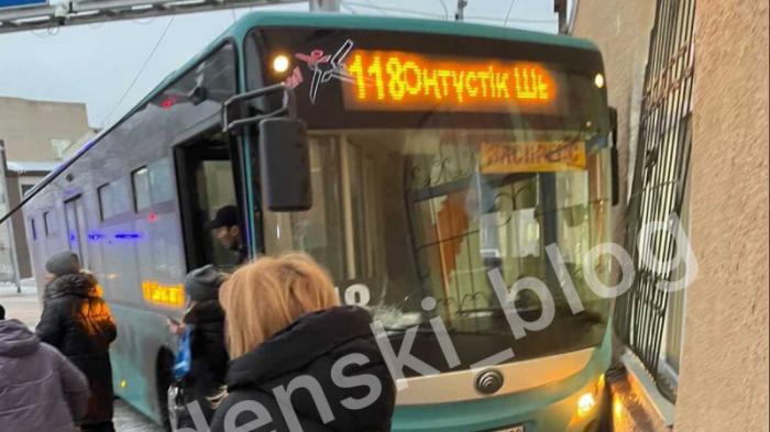 Водитель автобуса, грубо нарушив правила, сбил пешехода и врезался в столб в Караганде
                03 декабря 2021, 22:51