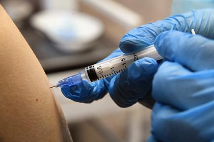 Россиянам объяснили опасность вакцинации от COVID-19 во время простуды