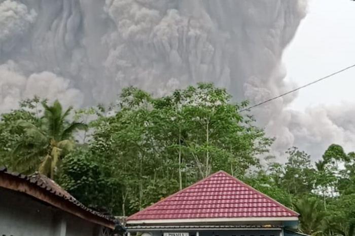 В Индонезии извергается вулкан Семеру: 13 погибших, много пострадавших