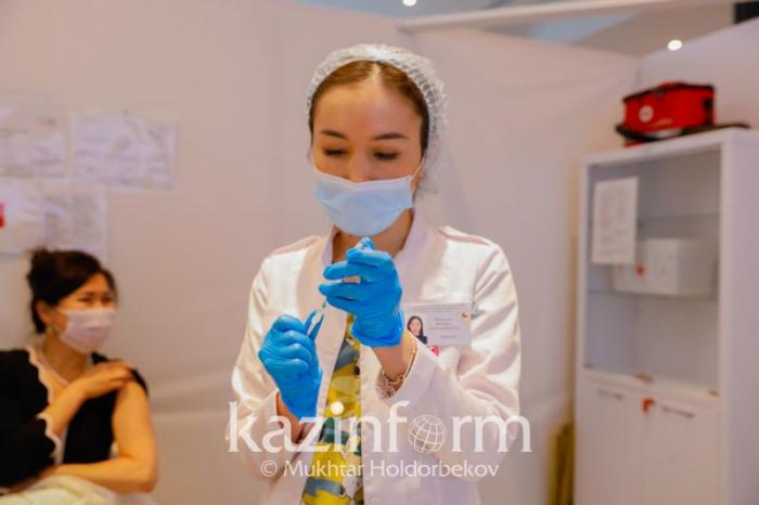 1021 человек привился от коронавируса за выходные в Павлодарской области