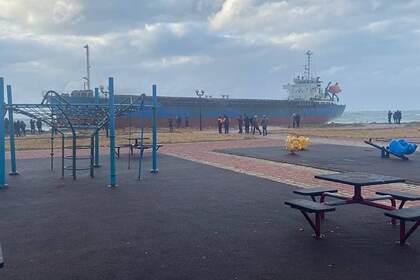 Иностранное судно выбросило к набережной российского города