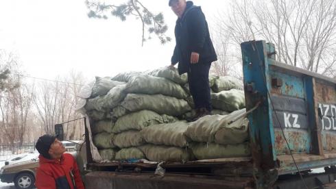 По 50 килограммов картофеля раздал предприниматель малообеспеченным жителям Нуринского района