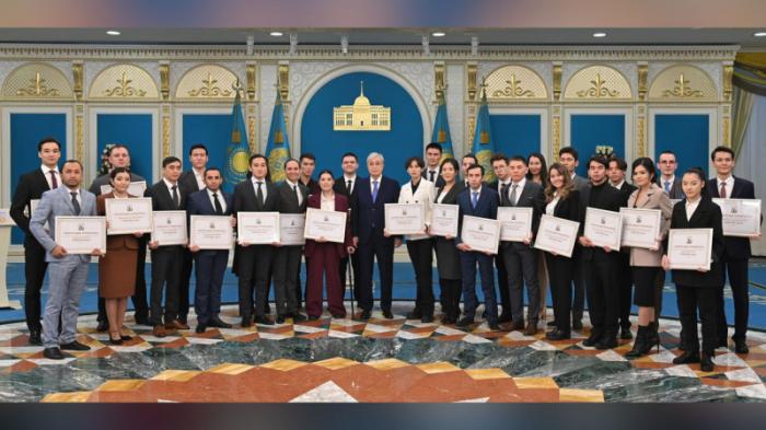 Президент Токаев вручил 30 молодежных денежных грантов
                08 декабря 2021, 13:54