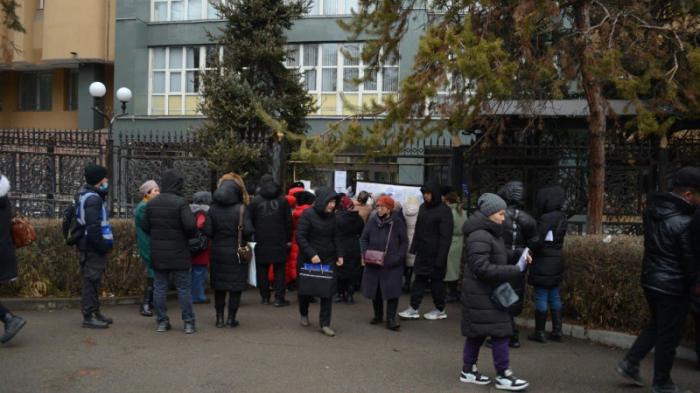 Алматинцы продолжают штурмовать здание финрегулятора
                09 декабря 2021, 15:22