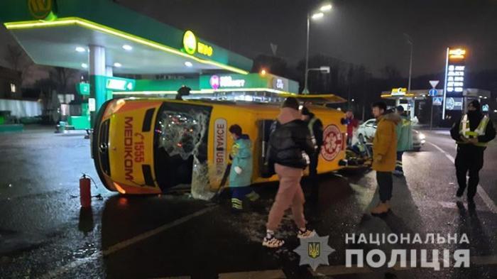 2 медработника ранены из-за ДТП с участием скорой помощи в Киеве