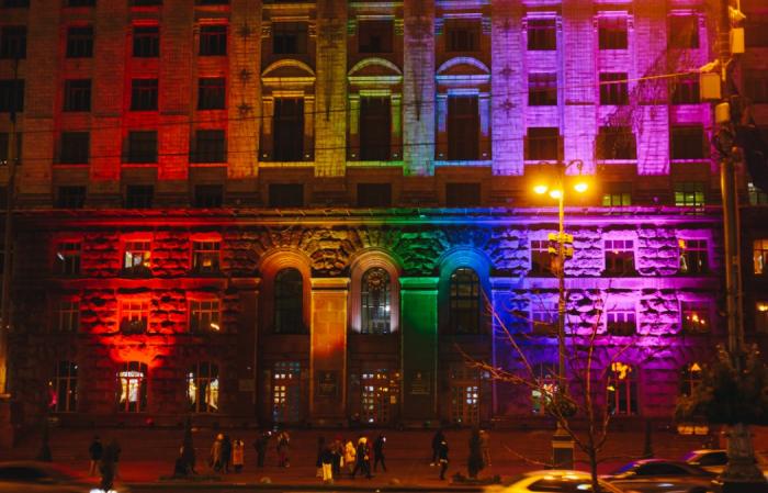 Здание Киевсовета подсветили цветами ЛГБТ к Международному дню прав человека