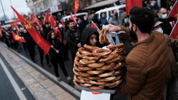 Протестующие в Турции вышли на улицы с требованием поднять минимальную зарплату
                13 декабря 2021, 08:22