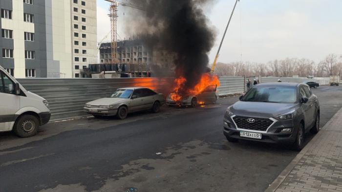 Mercedes сгорел во дворе многоэтажки в Алматы
                14 декабря 2021, 14:59