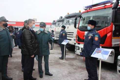 Пожарным-спасателям вручены ключи от новой техники в Караганде