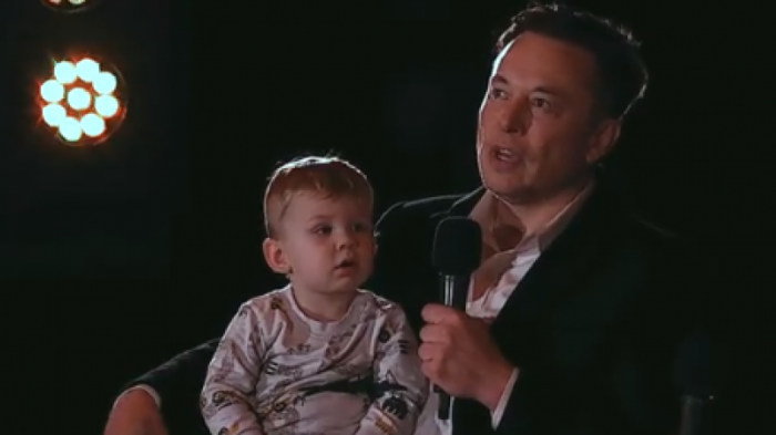 Илон Маск показал сына на церемонии награждения 