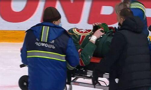 Хоккеист соперника «Барыса» отправил соперника на носилки к врачам и получил штраф на миллион от КХЛ. Видео