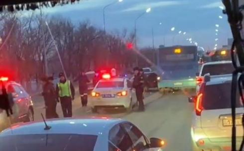 В Караганде водитель автобуса столкнулся с легковым автомобилем