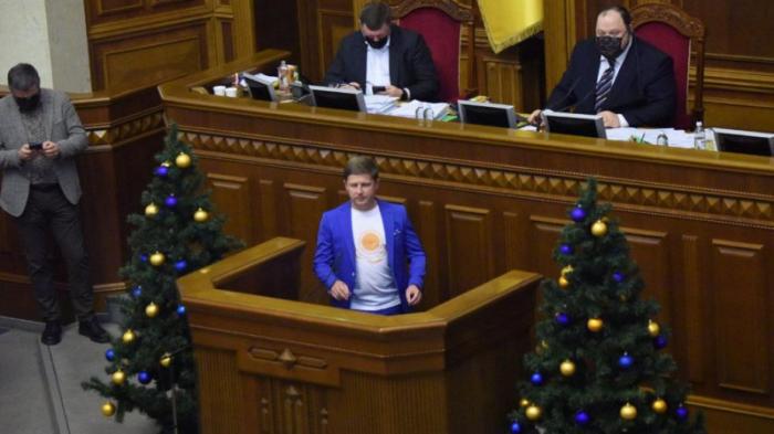 Украинский депутат пришел на заседание Рады в цветах Казахстана
                17 декабря 2021, 22:11