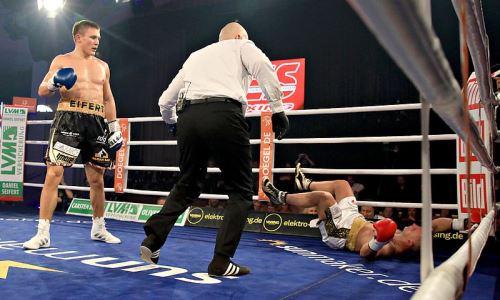 Непобедимого боксера брутально нокаутировали в чемпионском бою. Видео