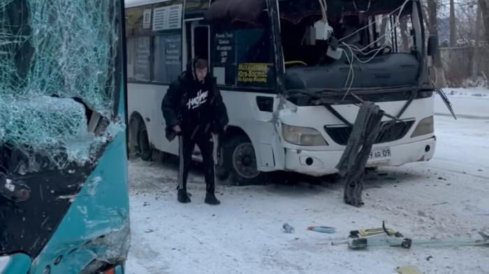 Станцевавший на крыше автобуса водитель-тиктокер попал в аварию в Караганде
                27 декабря 2021, 01:01