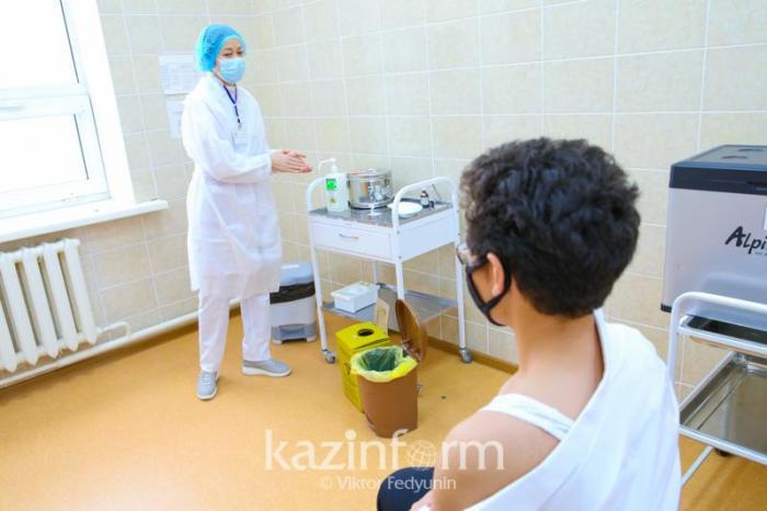 Вакцину Pfizer получили 2276 женщин и подростков в Атырауской области