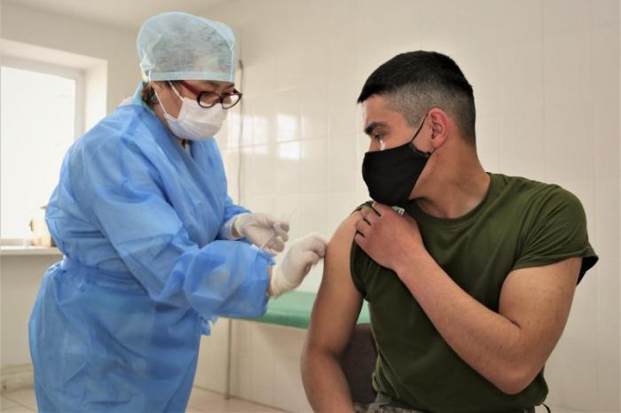 Около 13 тысяч военных и гражданских служащих Вооруженных сил ревакцинировались от коронавируса