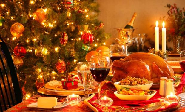 За год подорожали все продукты для новогоднего стола. Сильнее всего взлетели цены на курицу, сыр и колбасы