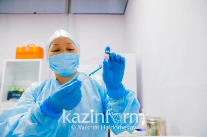 Сколько женщин и подростков получили вакцину Pfizer в Алматы