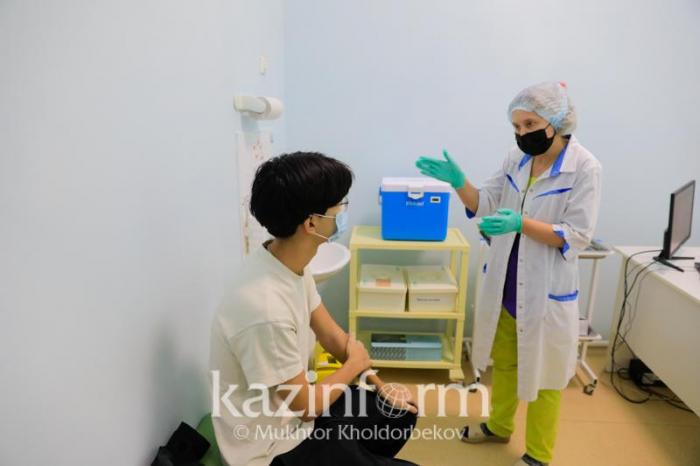 Сколько подростков и беременных получили вакцину от коронавируса в Казахстане