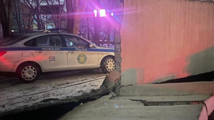 Пьяный водитель разрушил забор департамента полиции в Атырау
                03 января 2022, 06:36