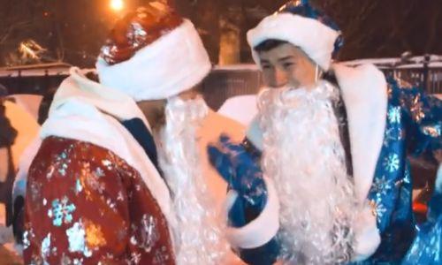Зайнутдинов переоделся в Деда Мороза и пел новогодние песни. Видео