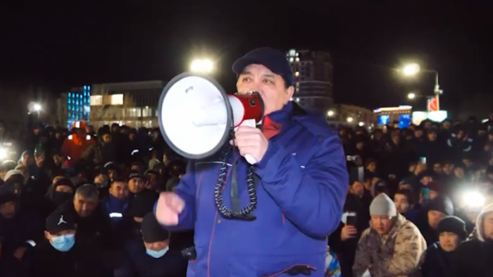 Нурлан Ногаев вышел к митингующим автовладельцам в Актау
                04 января 2022, 00:28