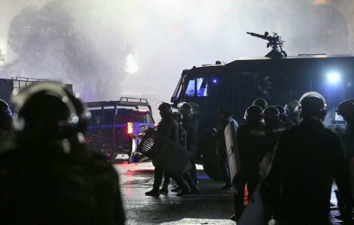 Протесты в Казахстане: в Алматы силовики приступили к антитеррористической операции