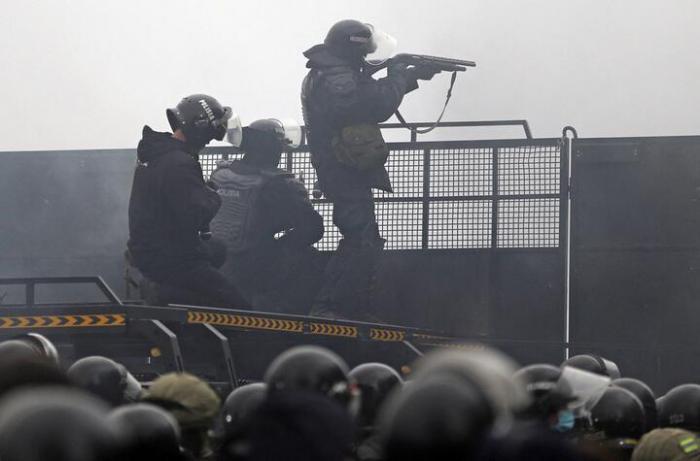 Казахские силовики пригрозили уничтожить всех, кто откажется сложить оружие, – СМИ