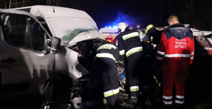 В Черниговской области произошло ДТП с микроавтобусом. Пострадали 11 человек