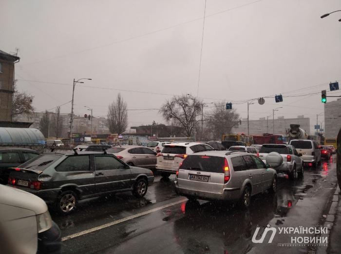 Утром во вторник в Киеве образовались длинные пробки. Где сложно проехать в столице