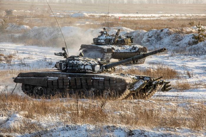 Отрабатывают стрельбу и маршброски: Россия начала военные учения вблизи границы с Украиной