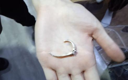 В Караганде спасатели сняли кольцо с опухшего пальца школьницы